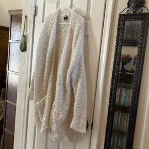 Women’s white size OX  sweater, 2 front pockets